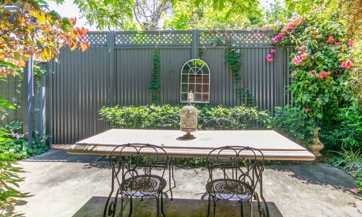 Eastwood Cottage | Character with a courtyard