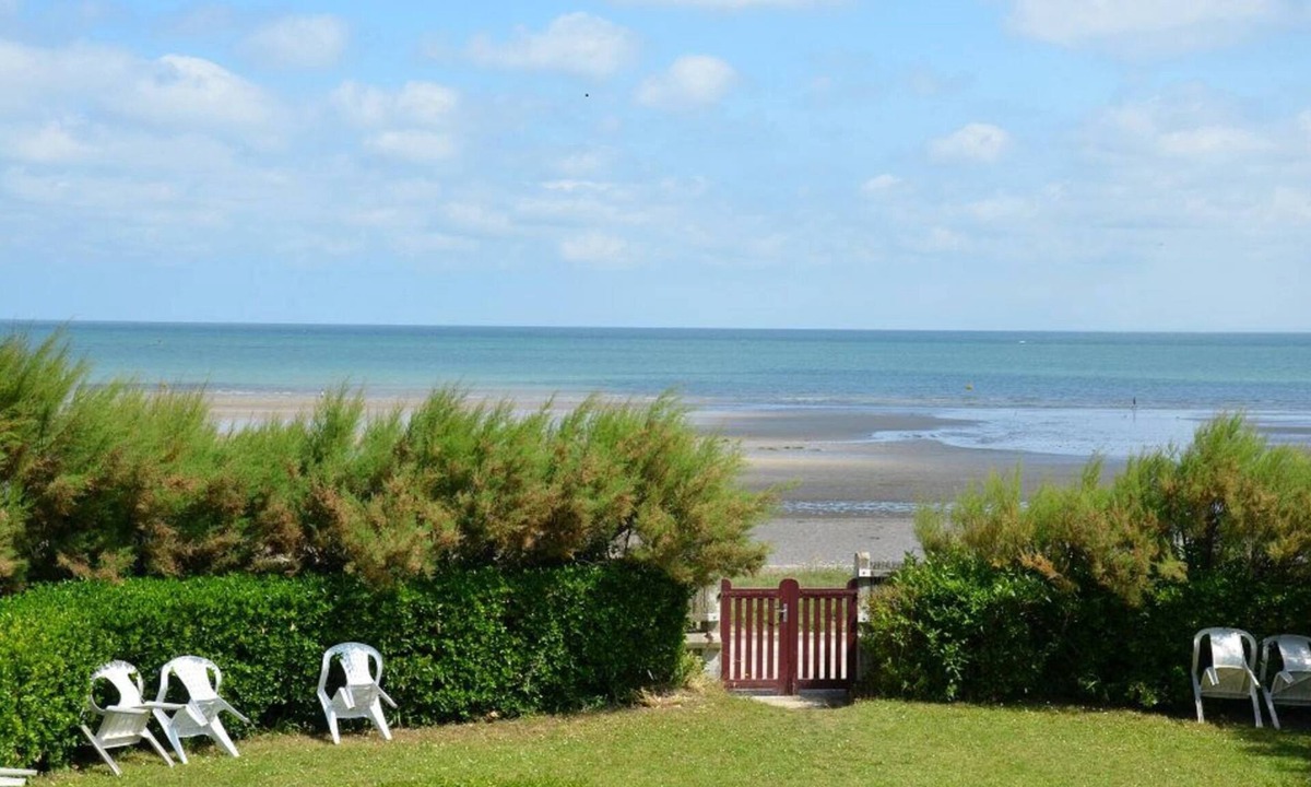 Hermanville-sur-Mer Villa | CHARACTERFUL VILLA WITH GARDEN ON THE SEAFRONT, direct beach access