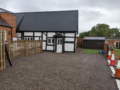 Ashleworth House | Characterful 2 bed cottage, quiet village setting