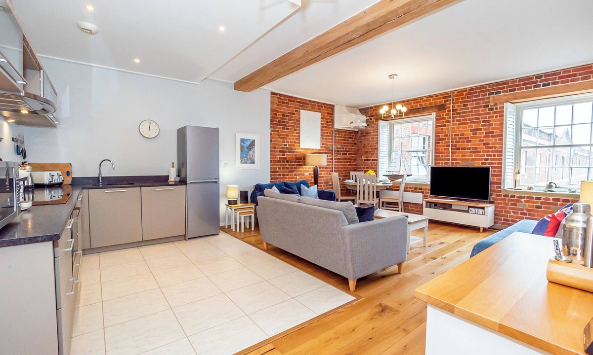 Gosport Apartment | Characterful apartment overlooking Marina