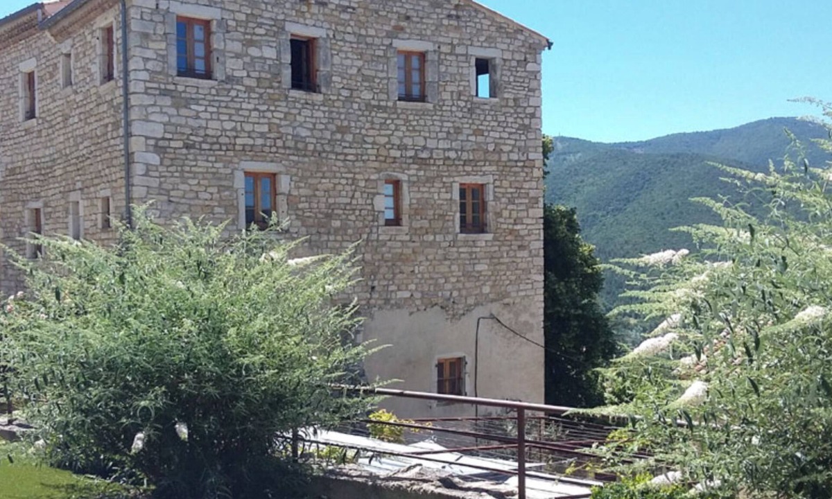 Le Poet-Laval House | Characteristic stone house