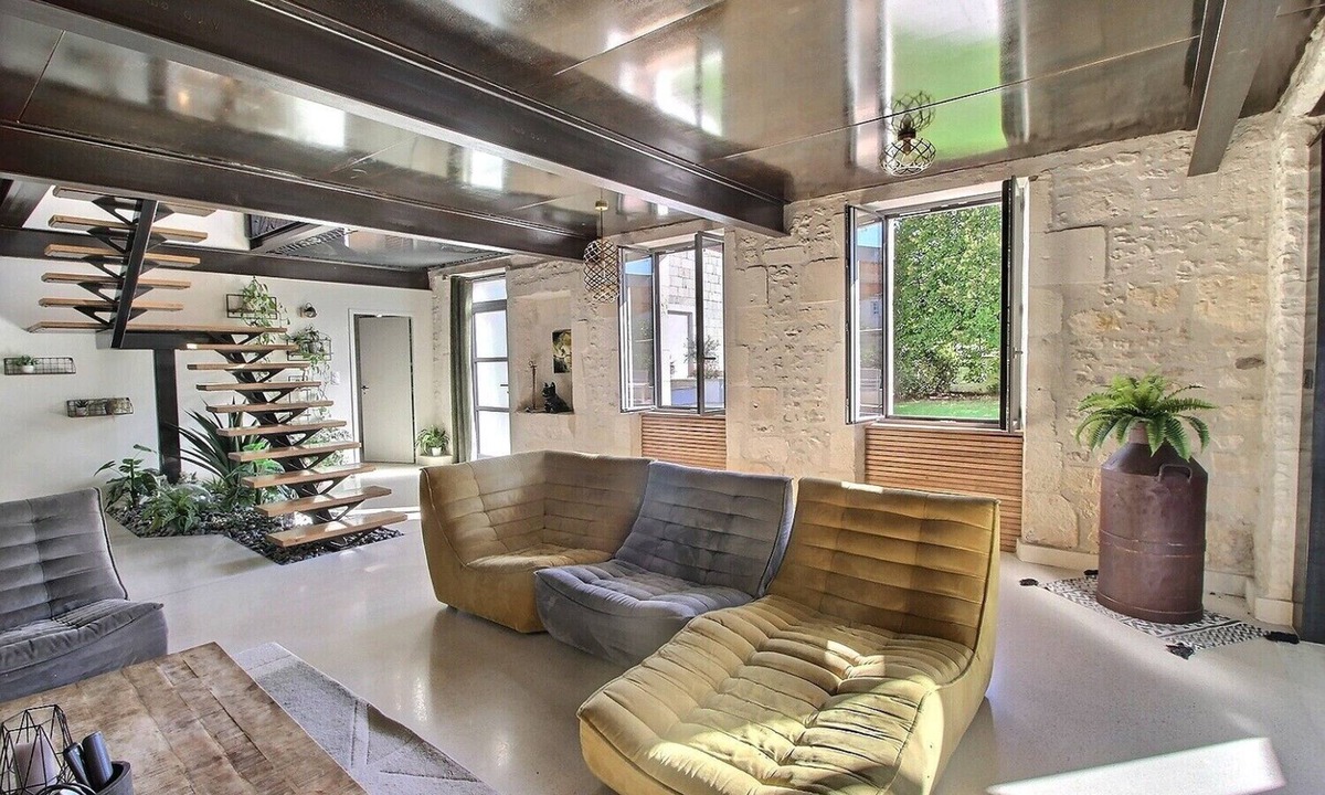 Colombiers Villa | Charentaise with an industrial look