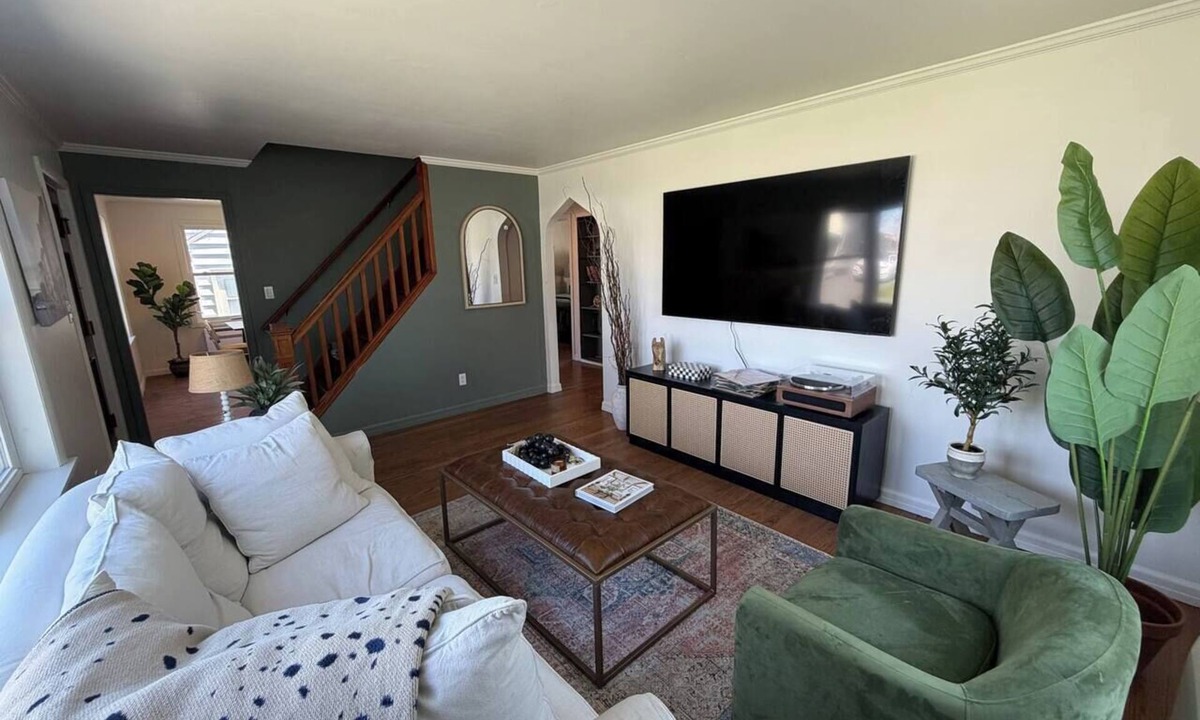 Lorenz Park House | Charles Cottage Near Warren St New Renovation