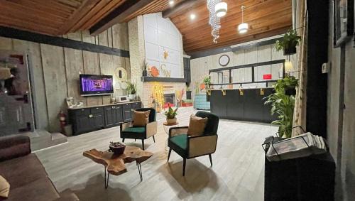 Broken Bow Hotel | Charles Wesley Motor Lodge Downtown Broken Bow- Hochatown