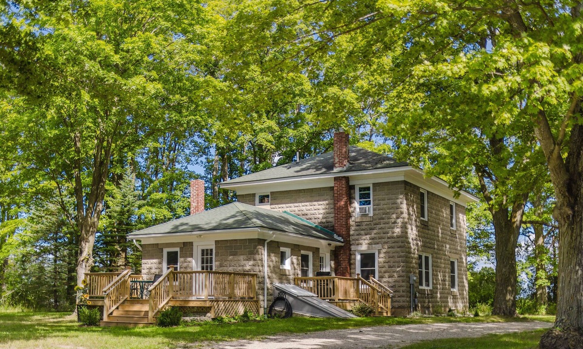Charlevoix Other | Charlevoix Renovated Farmhouse; optional Event Barn