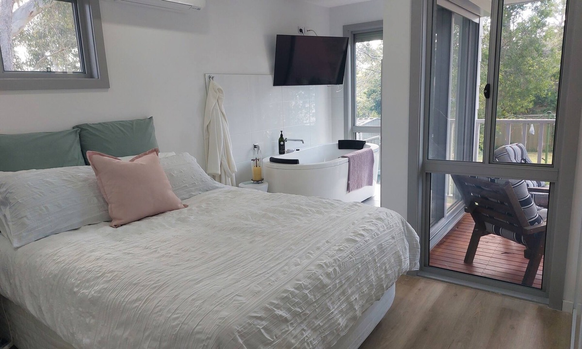 Faulconbridge Cottage | Charlie-vile Romantic spa Escape