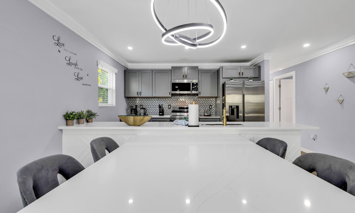 Villa Heights Apartment | Charlotte Spacious 4BR Home
