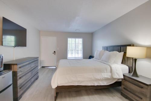 Sheffield Park Apartment | Charlotte Studio with Gym Near Hospitals, Park Expo