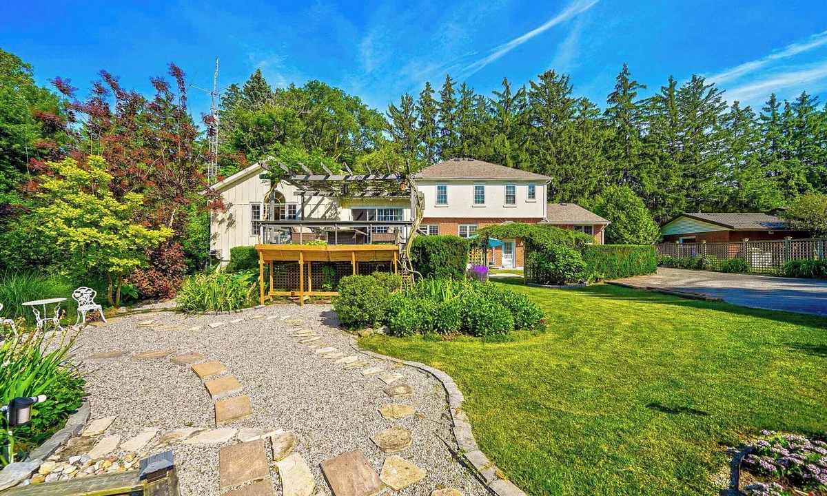 Niagara-on-the-Lake Villa | Charlotte’s Villa – Find Peace Amidst the Town