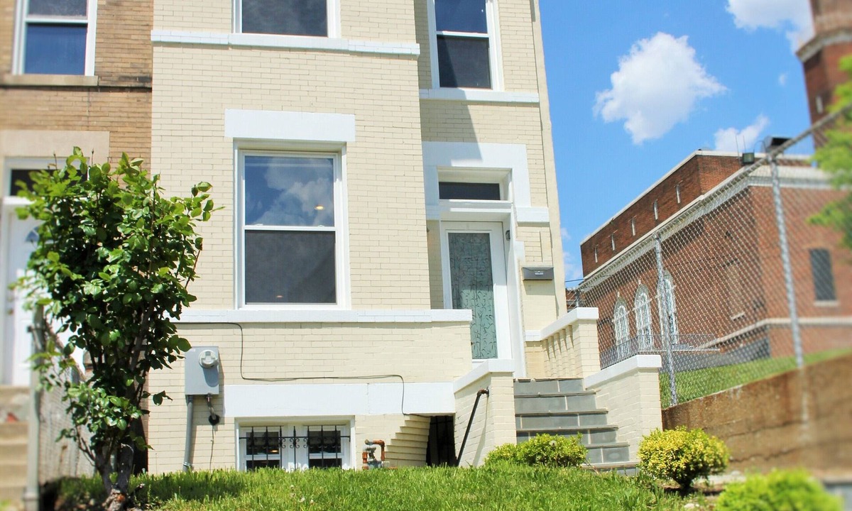 Eckington House | Charm and Convenience + Parking