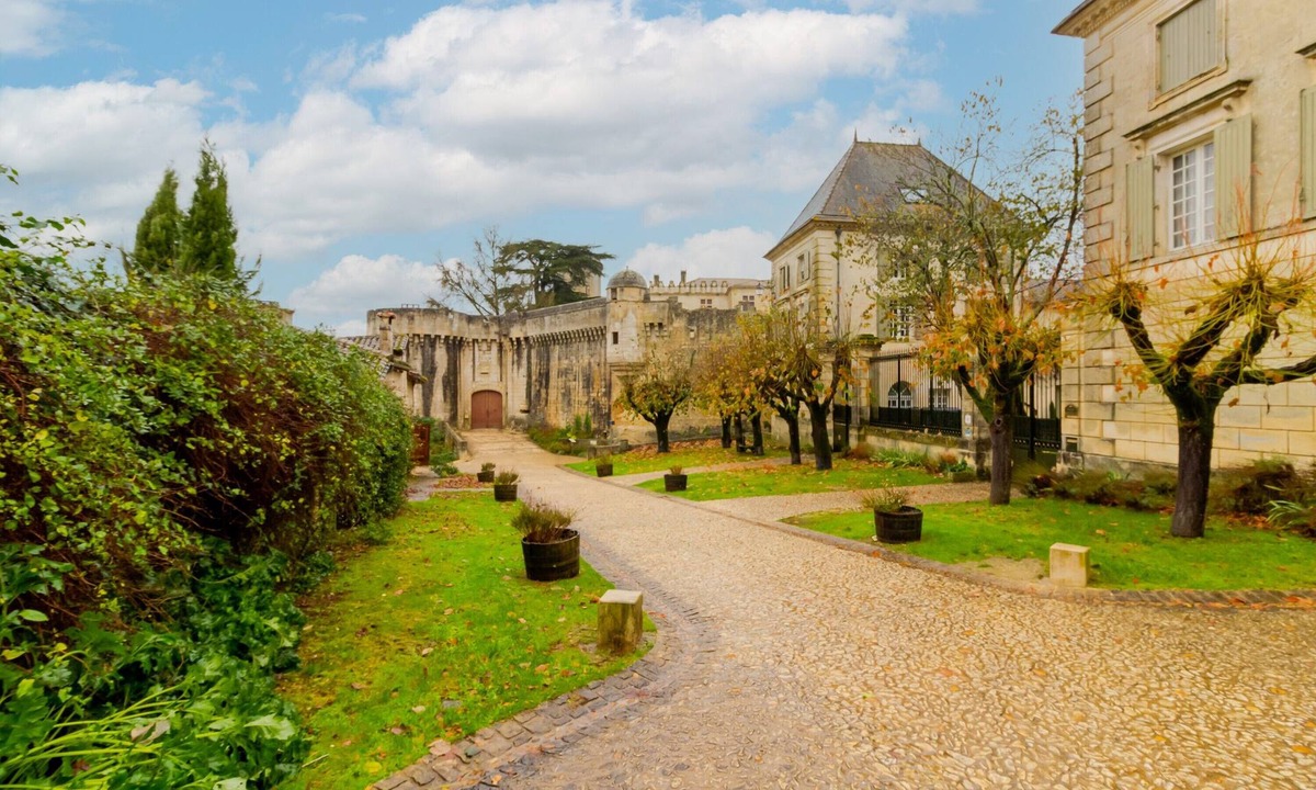 Bourdeilles Apartment | Charm and Elegance Apartment in Bourdeilles