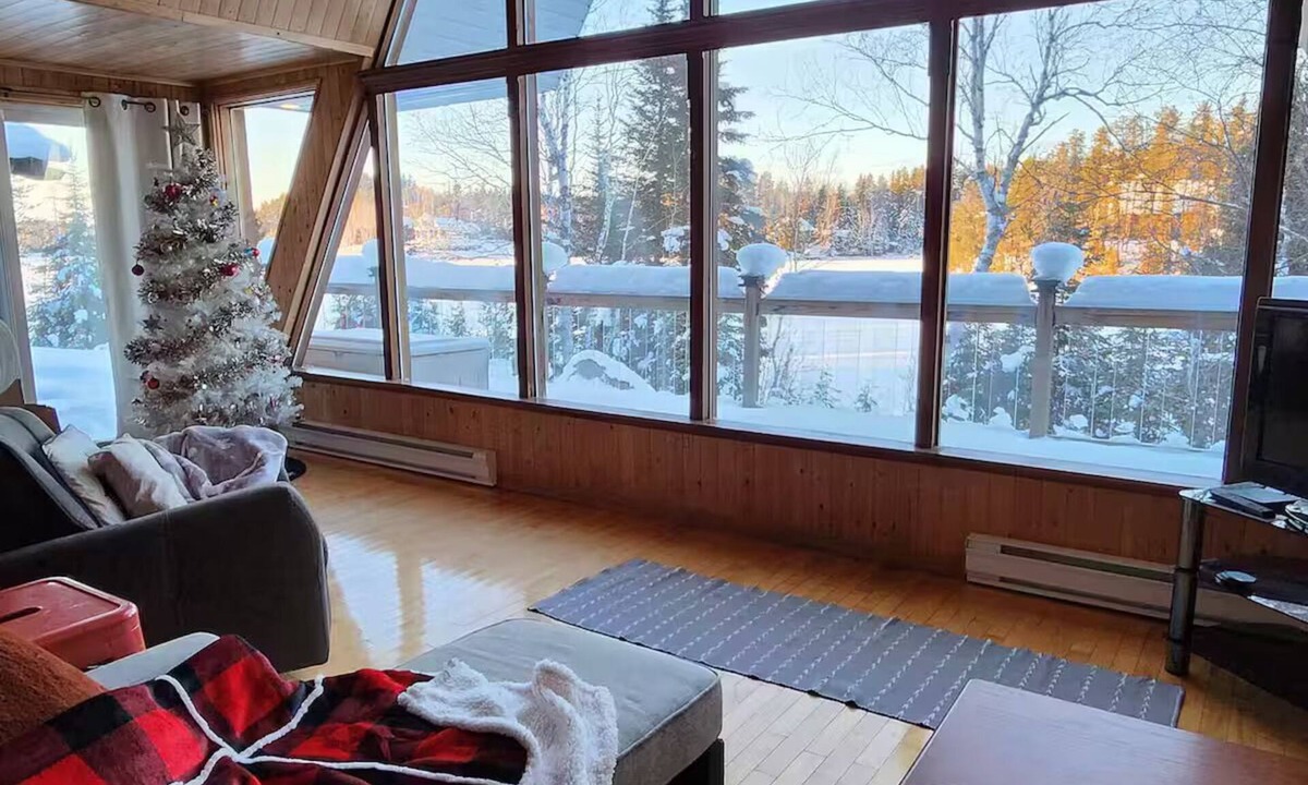 Saint-Ambroise Ski Chalet | Charming lakeside A-frame. A pet-friendly retreat for nature lovers!