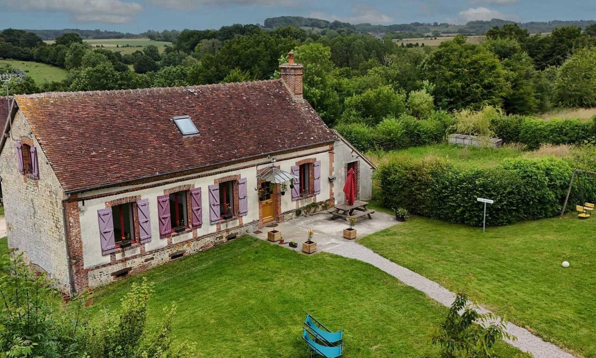 Saint-Martin-des-Pezerits Cottage | Charming bright farmhouse with large garden near Perche