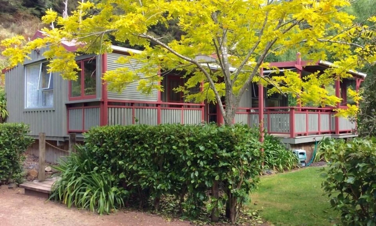 Matapouri Cottage | Charming cottage on the coast