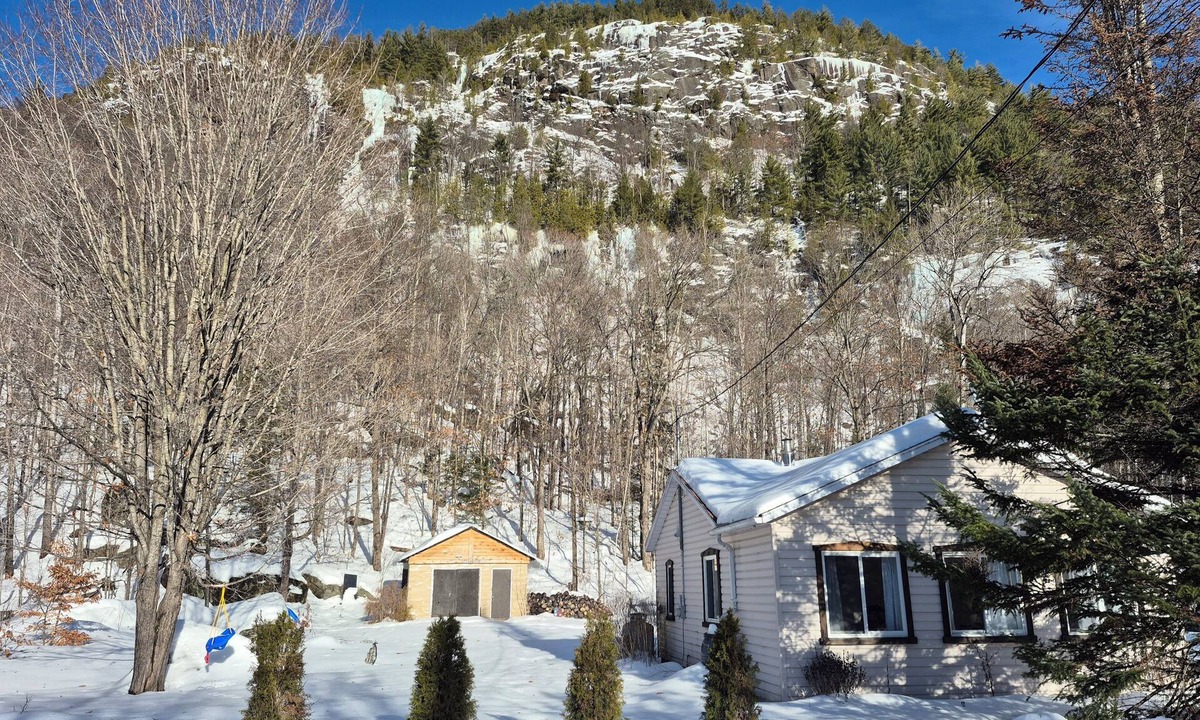 Mauricie Cabin | Charmant chalet sur un vaste terrain au pied d'une falaise!