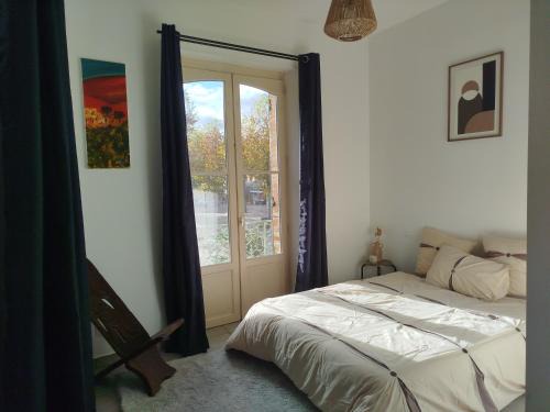 Castelsarrasin Apartment | Charmant appart avec balcon donnant sur place de la mairie