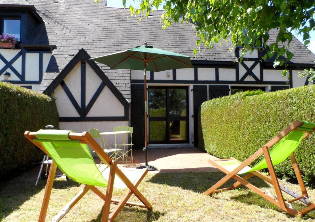 Cabourg Apartment | Charmant Cottage Normand avec Jardin, Proche Hippodrome, Piscine Chauffée et Tennis, Parking Privé - FR-1-487-288