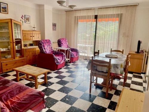 Amelie-les-Bains-Palalda Apartment | Charmant F2 avec Garage, Terrasse et Véranda, à 500m du Centre et 600m des Cures à Amélie-les-Bains - FR-1-703-131