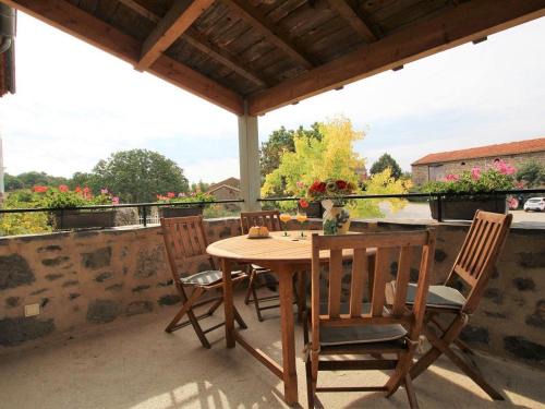 Lavaudieu House | Charmant Gîte à Lavaudieu avec Terrasse, Proche Sites Touristiques et Commerces - FR-1-582-219