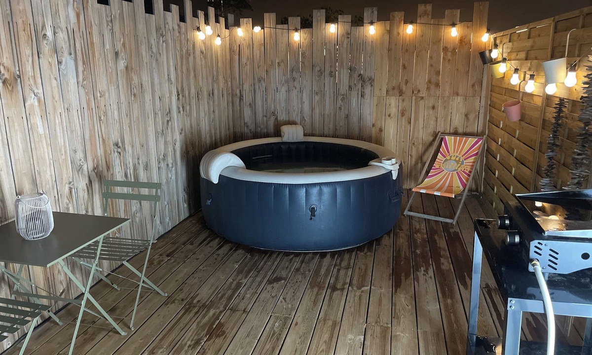 Aimargues Apartment | Charmant Studio Avec Jacuzzi et Terrasse