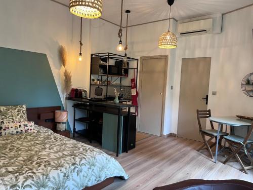 Chaville Bed & Breakfast | Charmant studio en rez de jardin Chaville