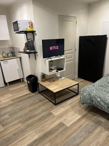 Mantes-la-Jolie Apartment | Charmant Studio Mantes-La-Jolie