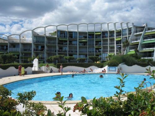 Le Couchant Apartment | Charmant T2 avec Piscine, Proche Plage et Commerces, Garage Privé, Quartier Couchant - FR-1-328-227