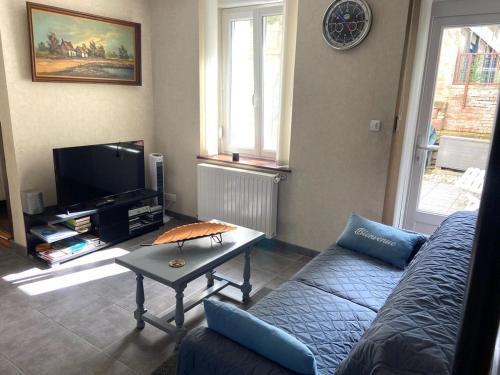 Epinal Apartment | Charmant T2 rénové avec cour privée - centre d'Épinal, proche gare et commodités - FR-1-589-265