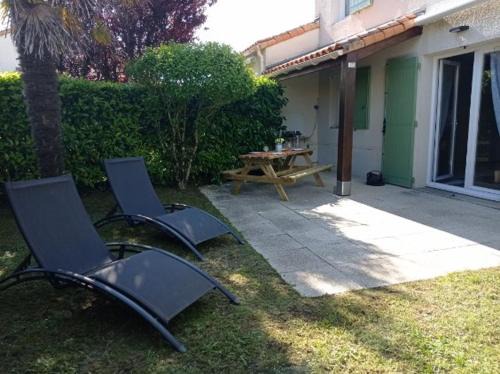 Saint-Vincent-sur-Jard House | Charmante Maison Bord de Mer avec Piscine et Tennis 5-P