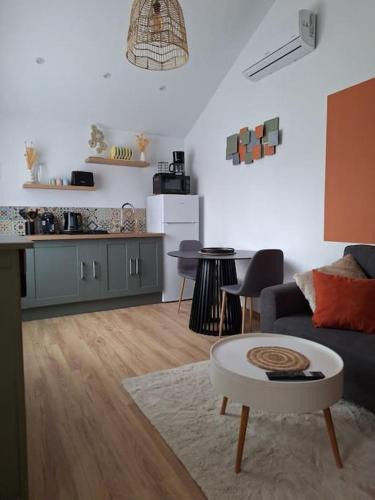 Caudebec-les-Elbeuf Apartment | Charmante maisonnette équipée