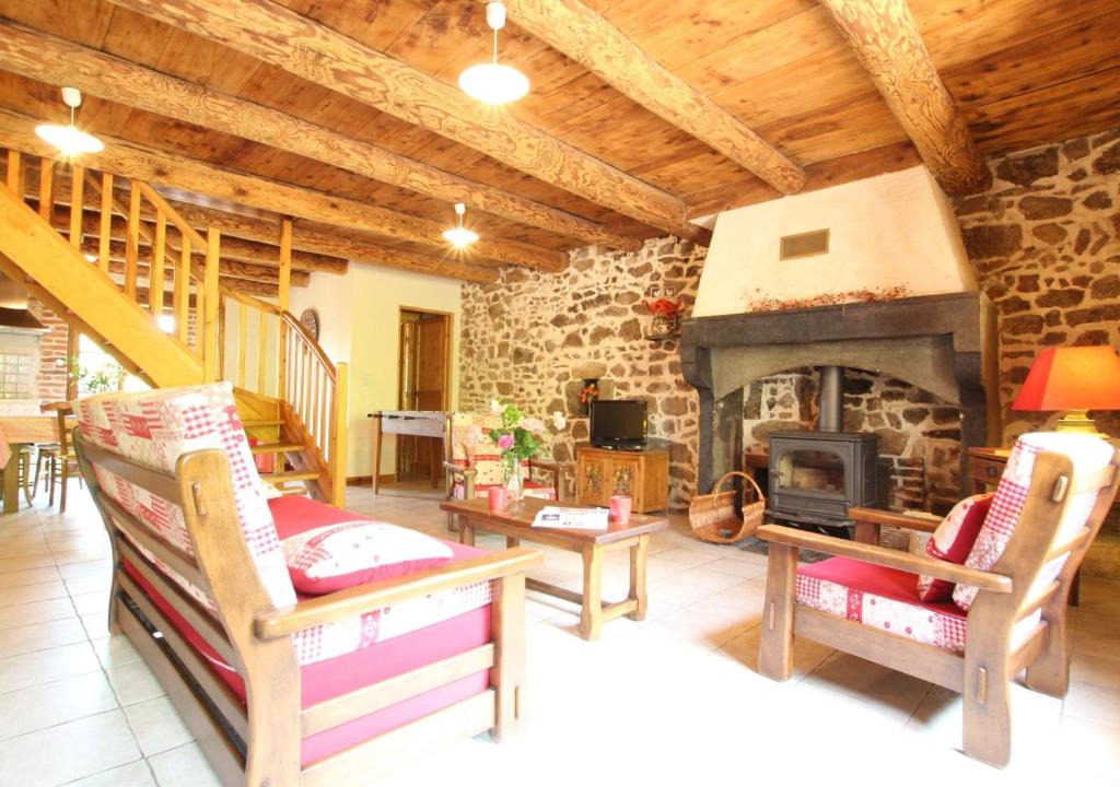 Aurec-sur-Loire House | Charmante Maison de Ferme avec Cour Fermée, Proche Loisirs et Nature - FR-1-582-191