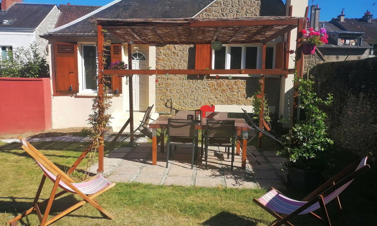 Etampes House | Charmante Maisonnette et son Petit Coin de Verdure