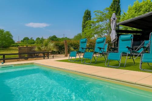 Queyssac Villa | Charme rustique- piscine privée et jardin