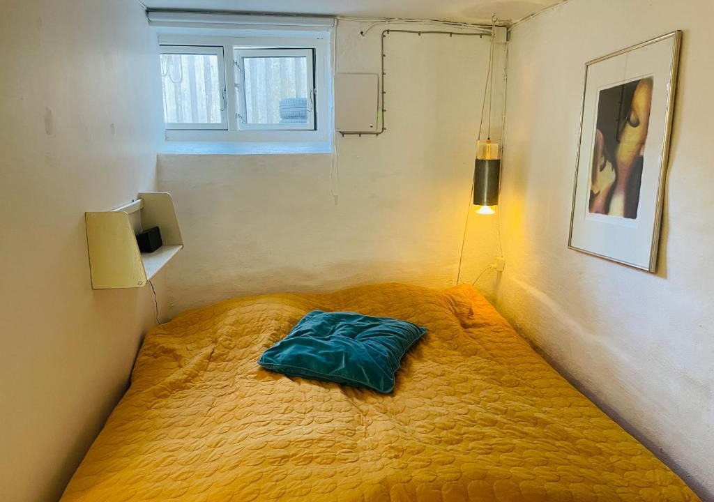 Bronshoj Apartment | Charmerende kælderlejlighed i villa