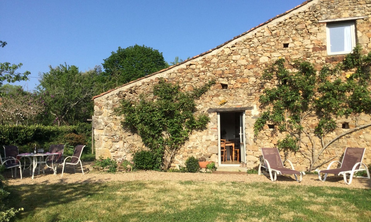 Chaille-sous-les-Ormeaux Cottage | Charming Renovated Barn with Garden, Near Attractions and Trails