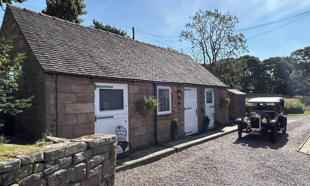 Cauldon Low House | Charming 1 Bed Barn Polar Bears Chatsworth