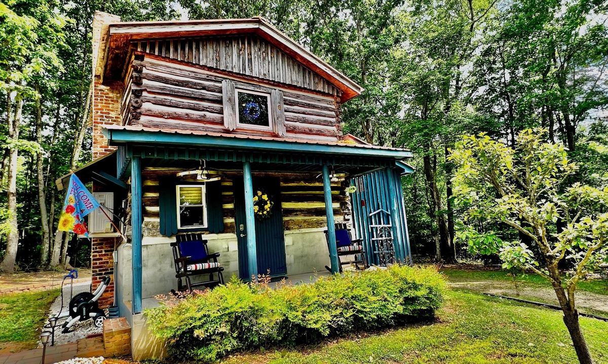 Stokes Cabin | Charming 1-bedroom cabin in amazing Pilot Mountain with Lake access