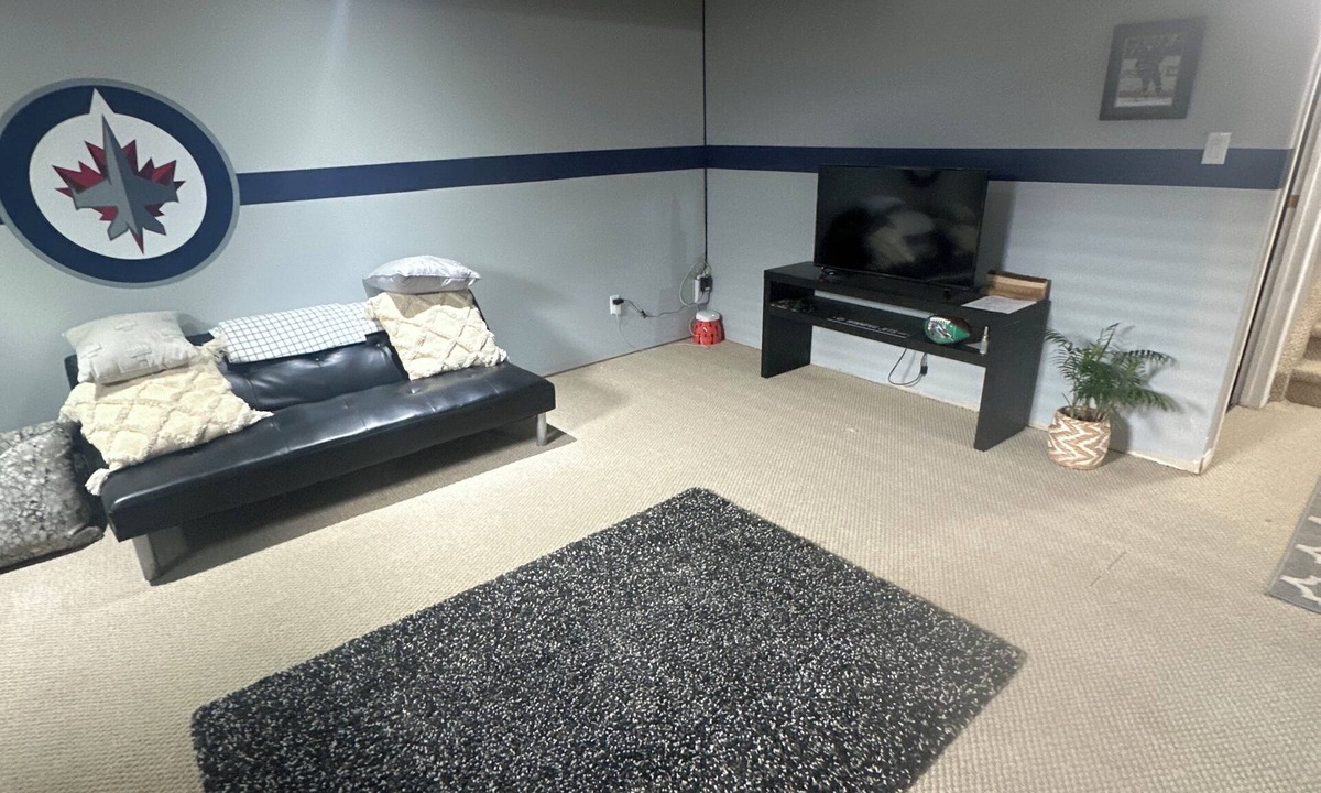 Souris House | Charming 1-bedroom-1 bath basement suite with AC, WiFi in downtown Souris mb