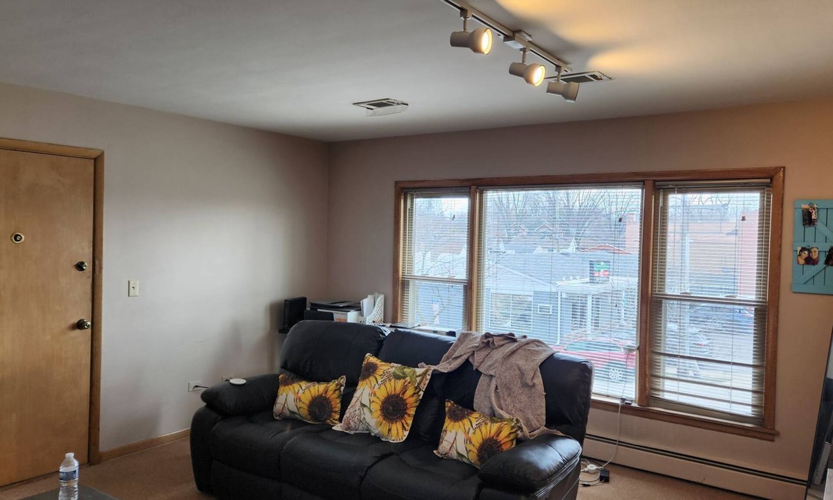 Forestview Apartment | Charming 1-bedroom apartment with AC, WiFi in phenomenal Park Ridge