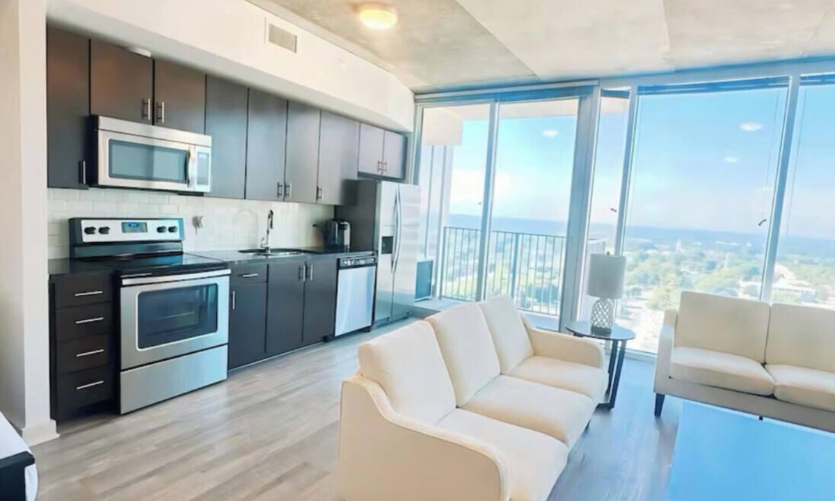 Downtown Condo | Charming 1-bedroom condo located on the 19th floor in delightful Raleigh.