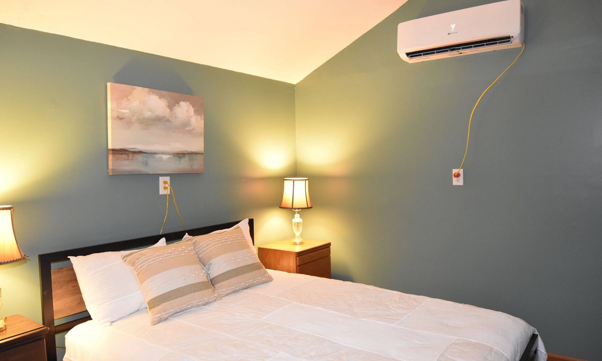 Woodbine Cottage | Charming 1-bedroom cottage in delightful Corbin with AC