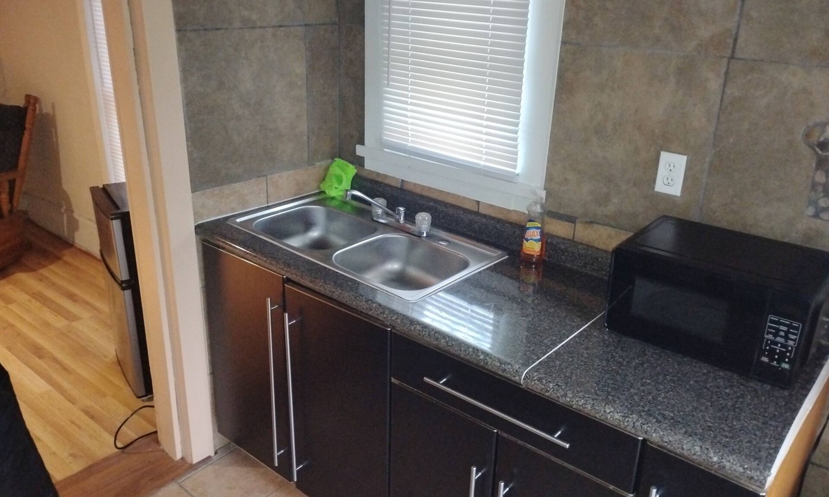 Palestine House | Charming 1-bedroom house in tranquil Palestine with AC/heat