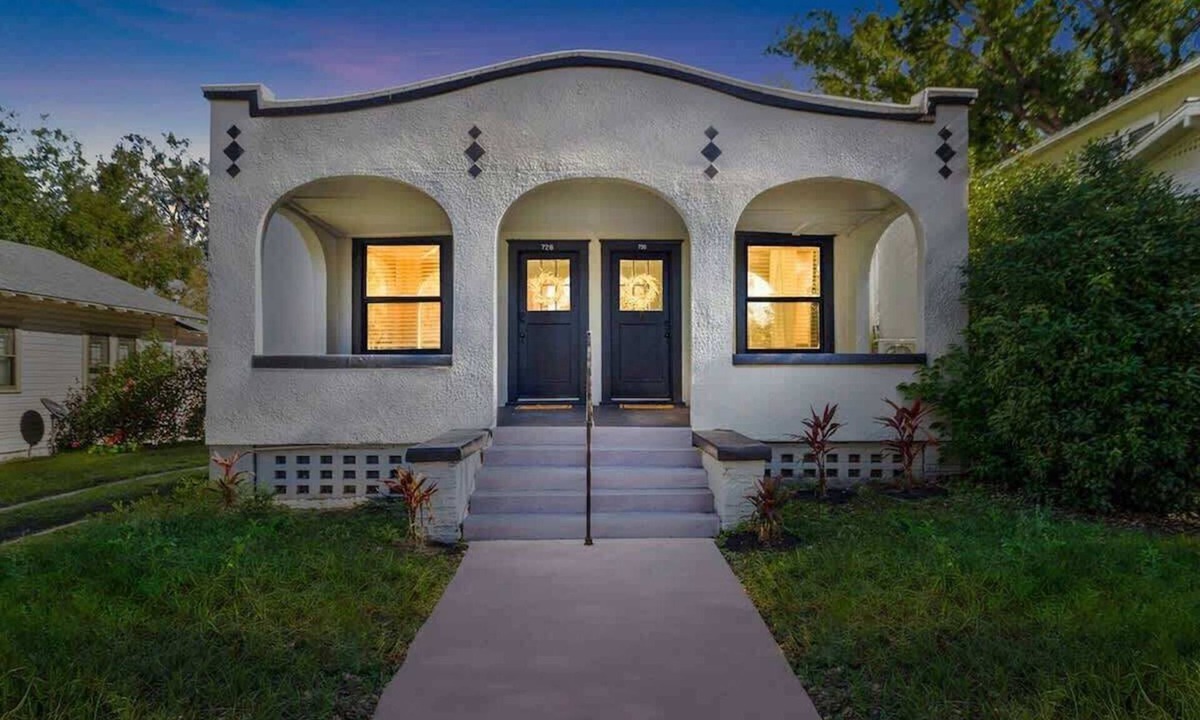 Downtown House | Charming 1-bedroom Home in Lakeland!