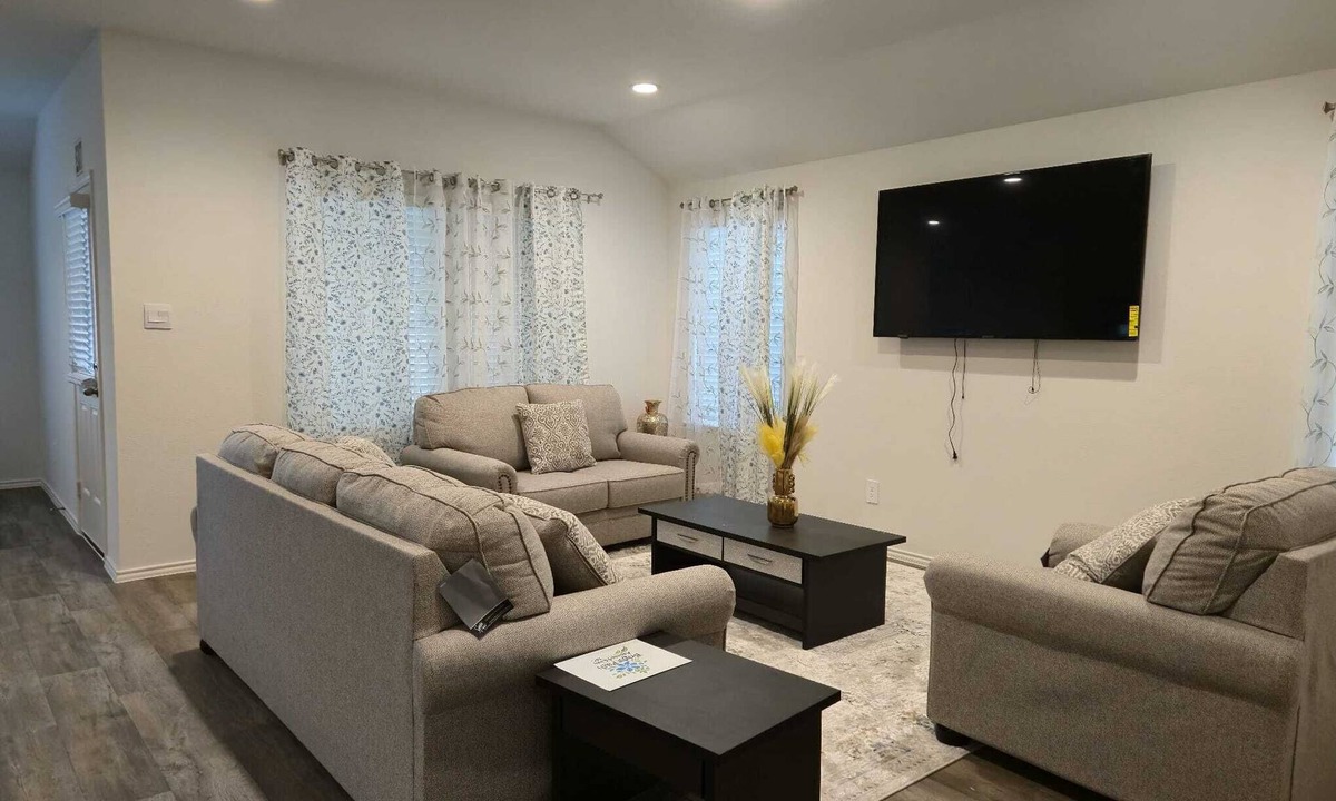 Rosenberg House | Charming 1-bedroom house in pleasant Richmond with WiFi, AC
