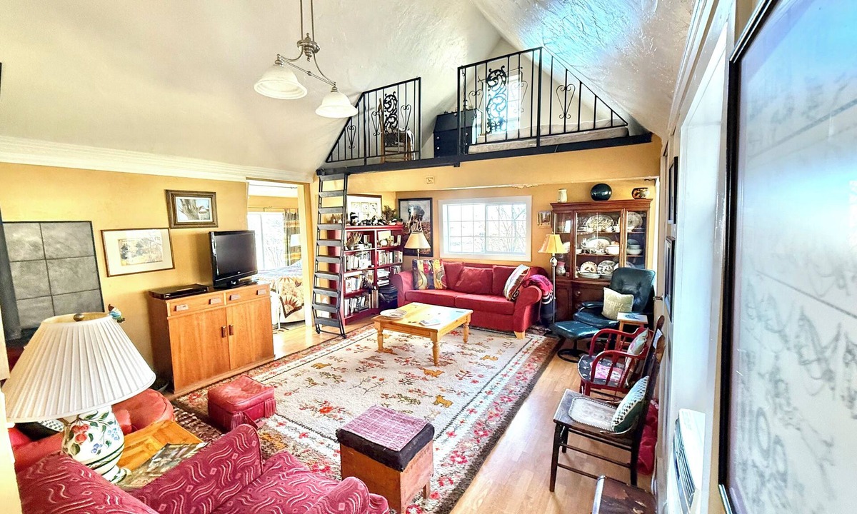 Plush House | Charming 1-bedroom house in Plush