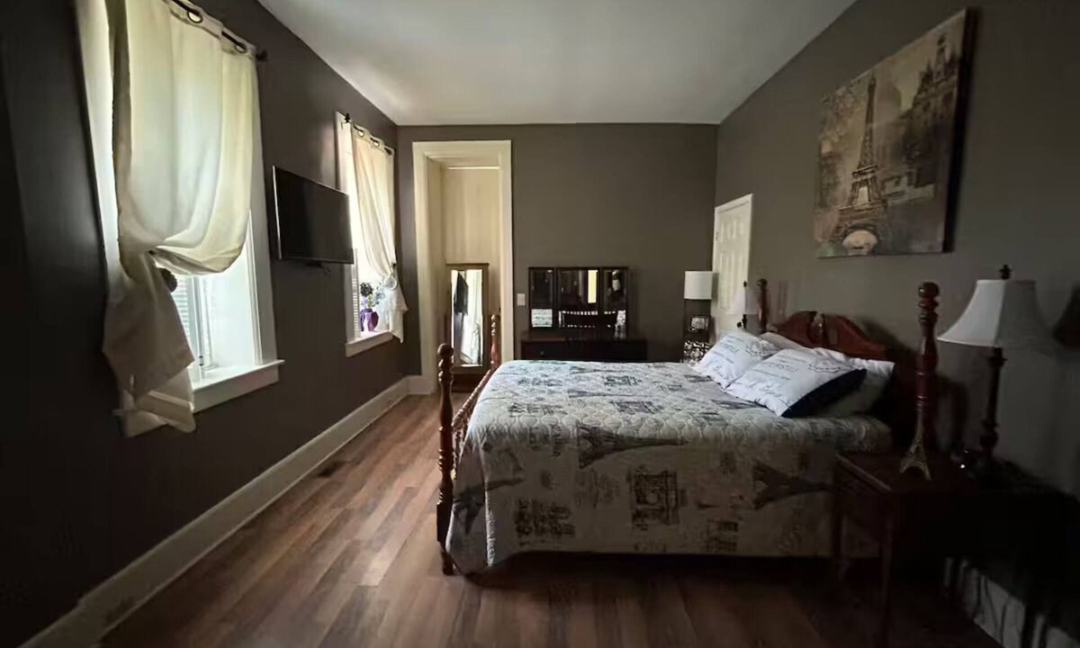 Albion Bed & Breakfast | Charming 1-bedroom in Italianate designed house in terrific Albion, NY