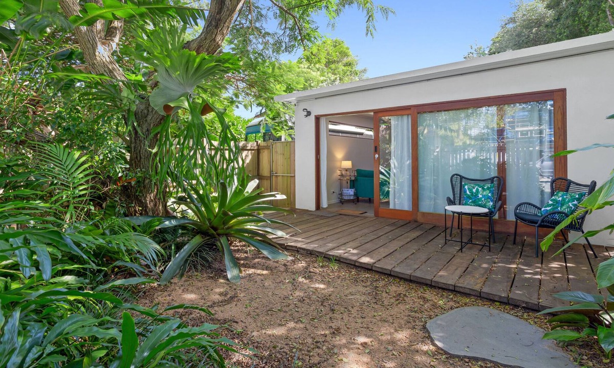 Tewantin House | Charming 1-Bedroom Tropical Haven with a Backyard