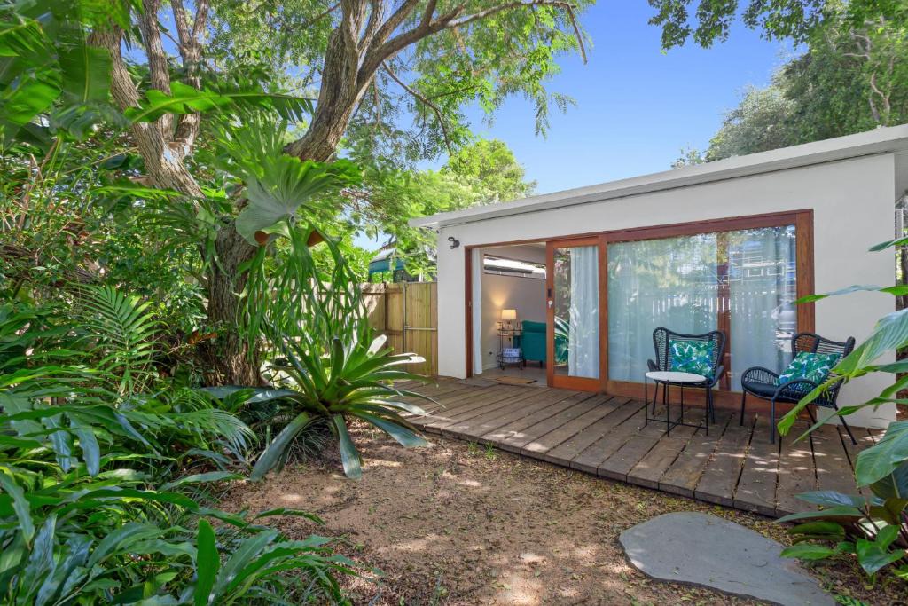 Tewantin House | Charming 1-Bedroom Tropical Haven with a Backyard