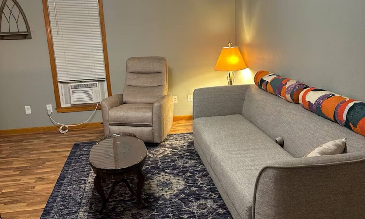 Austin Apartment | Charming 1-bedroom upstairs apartment in Austin with AC