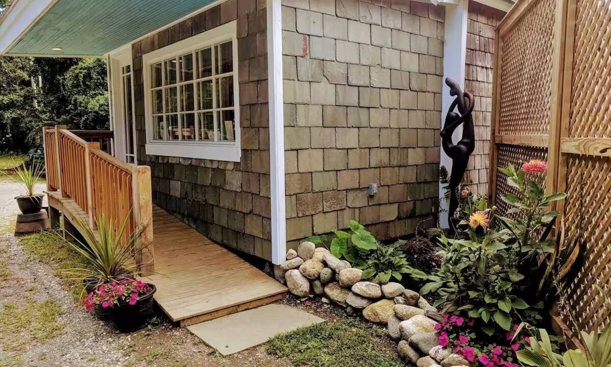 Brattleboro House | Charming 1-bedroom bungalow with AC in Brattleboro